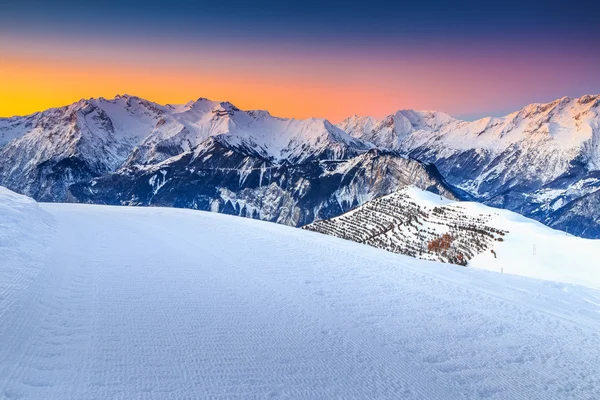 Majestuoso paisaje invernal y fantástica puesta de sol, Alpe d Huez, Francia, Europa —  Fotos de Stock