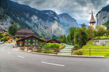Yüksek kayalıklarla, Bernese Oberland, İsviçre, Avrupa ile şaşırtıcı Lauterbrunnen şehir