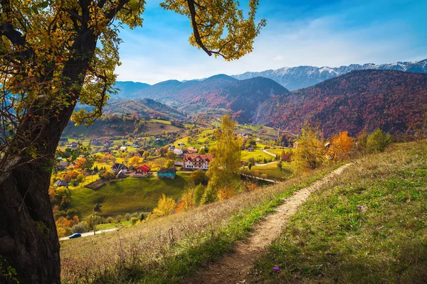 Stunning Autumn Landscape Mountain Village Zarnesti Gorge Background Magura Transylvania — Stock Photo, Image