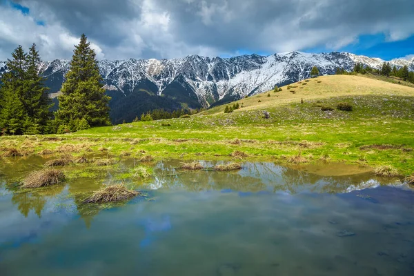 Fantastiskt Alpint Landskap Med Liten Sjö Och Höga Snöiga Piatra — Stockfoto