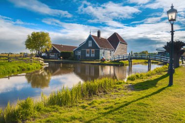 Hollanda, Avrupa 'daki ünlü Zaanse Schans köyünde harika bir seyahat ve turistik konum