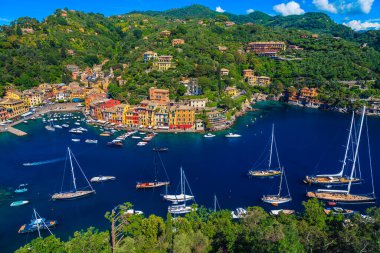 Harika bir seyahat ve yaz tatili yeri. Büyüleyici binaları, lüks tekneleri, limandaki yatları, Portofino, Liguria, İtalya, Avrupa