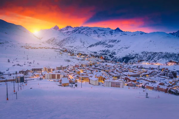 Admirable Estación Esquí Invierno Con Acogedoras Calles Edificios Amanecer Hermosa — Foto de Stock