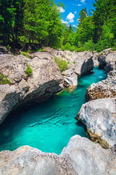ヨーロッパでよく知られているラフティングやカヤックの場所 幻想的なレクリエーション場所とカヤックの目的地 絵のように美しいターコイズソカ川と狭い峡谷 Bovec スロベニア ヨーロッパ — ストック写真