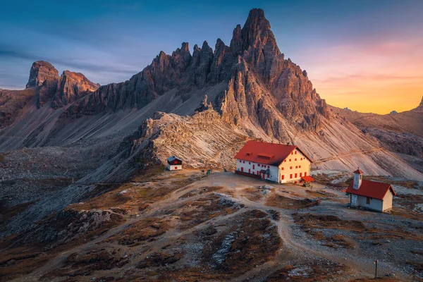 意大利多洛美斯 著名的Rifugio Locatelli高山小屋和可爱的小教堂 背景壮丽 日落时有帕特诺山顶 — 图库照片