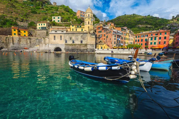 Fantastický Pohled Ukotvenými Rybářskými Čluny Malém Přístavu Vernazza Cinque Terre — Stock fotografie