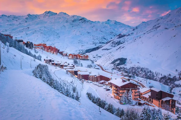 Látványos Síközpont Alpesi Faházakkal Napkeltekor Les Menuires Vallees Franciaország Európa — Stock Fotó