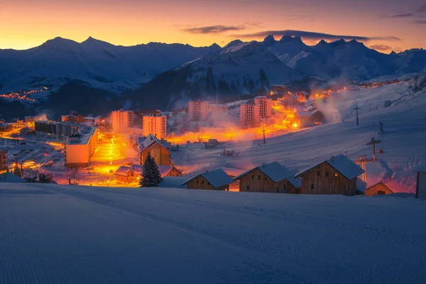 Resort Esqui Inverno Pitoresco Com Edifícios Bonitos Amanhecer Estância Maravilhosa — Fotografia de Stock