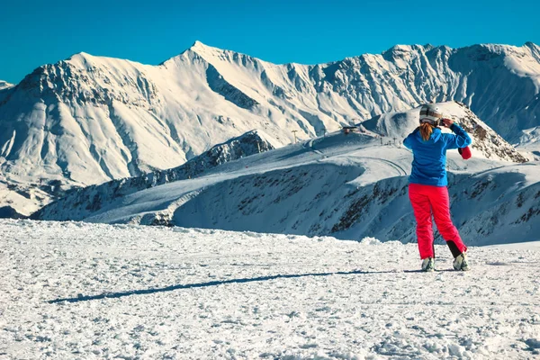 스키를 눈덮인 리조트에서 전화로 사진을 경치를 즐기는 스키어 프랑스 — 스톡 사진