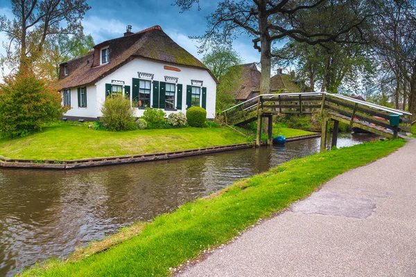 Lantligt Strandhus Och Gammal Träbro Över Vattenkanalen Giethoorn Nederländerna Europa — Stockfoto