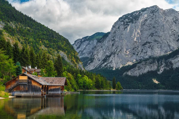 Cute Wooden Boat Dock Shore Lake Altaussee High Mountains Background — ストック写真