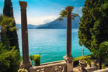 Gölü kıyısında muhteşem sütunları olan güzel bir süs bahçesi Como, Varenna, İtalya, Avrupa