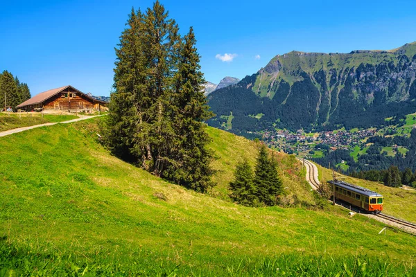 Tolles Sommerreiseerlebnis Beliebte Elektrische Rote Touristenbahn Auf Der Spektakulären Bergbahn — Stockfoto