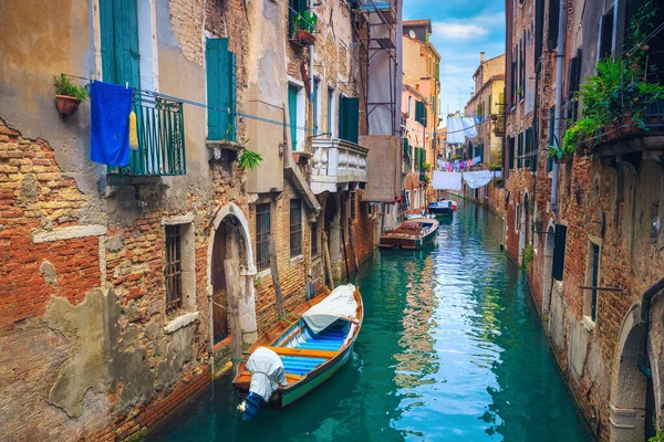 Fantástica Vista Rua Com Lanchas Ancoradas Estreito Canal Água Veneza — Fotografia de Stock