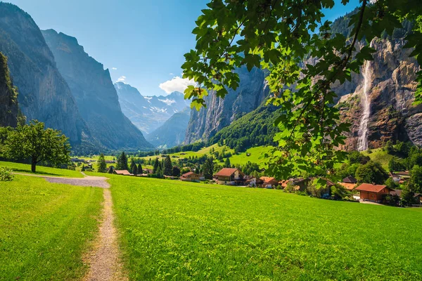 Beautiful Green Fields Deep Valley Amazing Waterfalls Lauterbrunnen Bernese Oberland — Stock Photo, Image