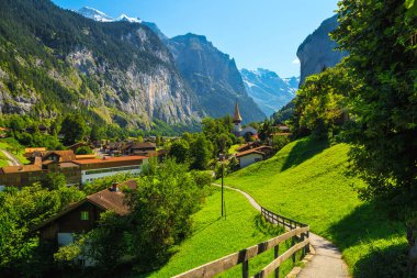 Muhteşem derin vadideki güzel turist alp köyü. Fantastik seyahat ve turistik mekan, Lauterbrunnen köyü, arka planda buzullar, Bernese Oberland, İsviçre, Avrupa