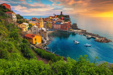 Renkli evleri ve gün batımında küçük limanı olan ünlü Vernazza köyü manzarası, Cinque Terre, Liguria, İtalya, Avrupa
