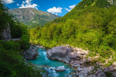 Avrupa 'da çekici rafting ve kano yeri. Takdire şayan bir dinlenme yeri ve kano durağı. Soca Nehri ve derin vadisi, Kobarid, Slovenya, Avrupa