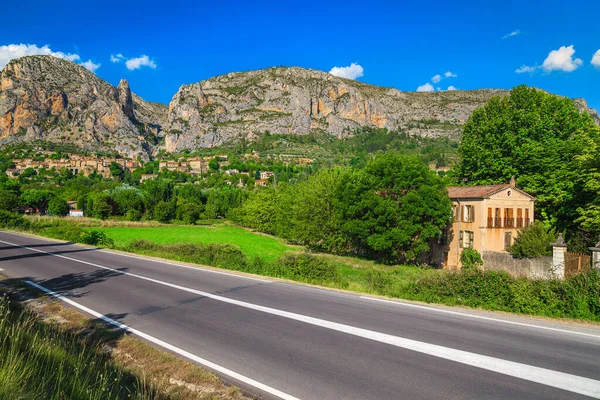 Spektakuläres Altes Mediterranes Dorf Unter Hohen Klippen Der Nähe Der — Stockfoto