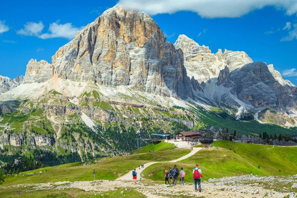 Caminhantes Mochileiros Desportivos Nas Trilhas Montanha Nas Dolomitas Turistas Ativos — Fotografia de Stock