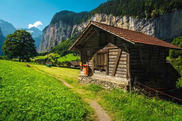 Typowa Alpejska Drewniana Stodoła Zielonym Pastwisku Wysokich Klifach Tle Dolina — Zdjęcie stockowe