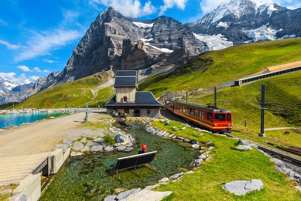 Küçük Dağ Istasyonunda Çarkıfelek Kırmızısı Yolcu Treni Fallbodensee Gölü Kıyısındaki — Stok fotoğraf