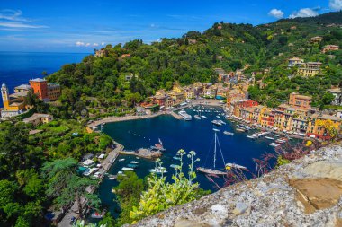 Ligurya 'daki ünlü tatil ve seyahat yeri. Portofino Akdeniz tatil beldesi manzaralı renkli binalar ve lüks tekneler, kahverengi şatonun terasından yatlar, Portofino, Liguria, İtalya, Avrupa