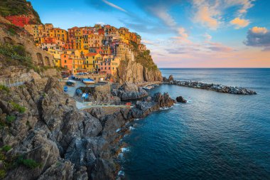 Günbatımında Manarola köyünde renkli deniz evleri olan muhteşem kayalık kıyı şeridi, Cinque Terre, Liguria, İtalya, Avrupa