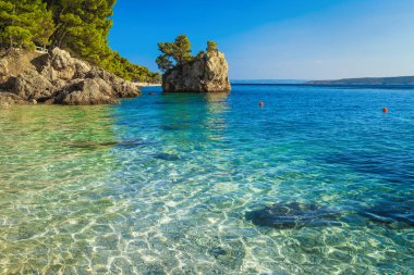 Temiz deniz manzarası ve sahilde ünlü bir kaya adası. Dalmaçya, Brela, Makarska Riviera, Hırvatistan ve Avrupa 'nın en güzel plajlarından biri.