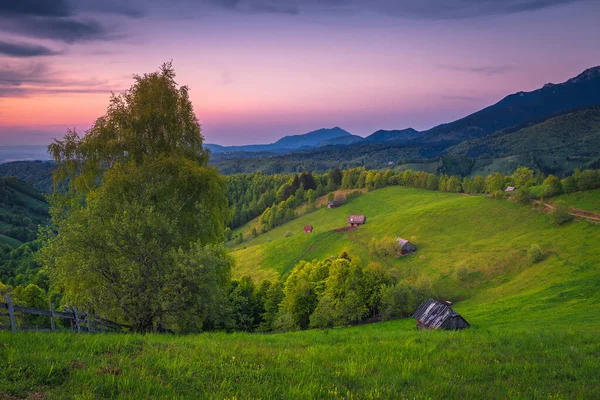 サイモン ルーマニア ヨーロッパの斜面に緑の牧草地や木製の小屋と壮大な田園風景 — ストック写真