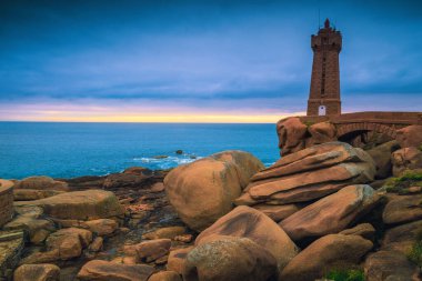 Granit kayalar ve şirin deniz feneri olan harika bir yer. Gün batımında güzel yerleri olan Atlantik Okyanusu kıyıları, Perros Guirec, Ploumanach, Brittany, Fransa, Avrupa