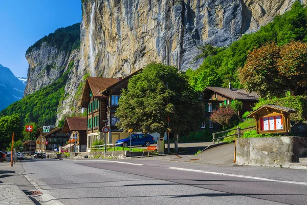 Pintoresca Calle Con Chalets Cascada Staubbach Alta Fondo Casas Madera — Foto de Stock