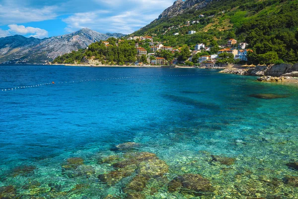 Csodálatos Tengerparti Festői Helyek Mediterrán Házakkal Vízparton Brela Dalmácia Horvátország — Stock Fotó
