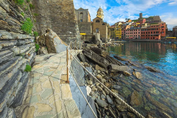 Grande Resort Mediterrâneo Local Turístico Com Edifícios Coloridos Costa Vernazza — Fotografia de Stock