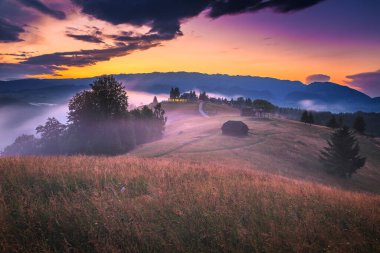Güneşin batışından sonra sisli yamaçlar ve vadilerle muhteşem sonbahar manzarası, Transilvanya, Romanya, Avrupa