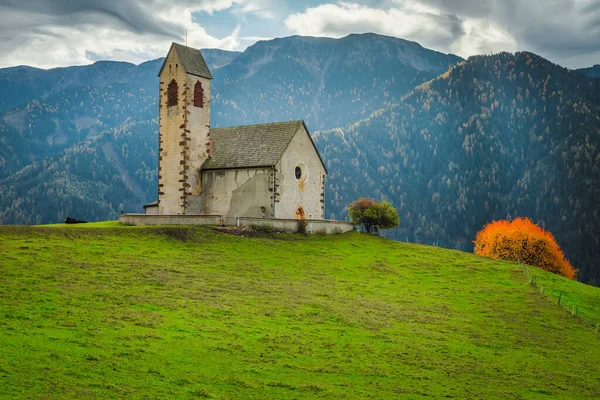 緑の牧草地にある聖ヤコブ教会 San Giacomo Funes Valley Dolomites Italy EuropeのSanta Maddalena村近くにある古い教会と高い山 — ストック写真