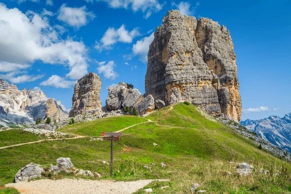 雄大なチンクトーリ岩の形成と山の風景 ハイキングコース ドロマイト イタリア ヨーロッパの近くの木製のハイキング標識 方向標識 — ストック写真