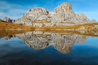 Güzel dağ gölü Lago dei Piani ile Alp sonbahar manzarası. Tre Cime di Lavaredo tepeleri, Dolomitler, İtalya ve Avrupa yakınlarındaki muhteşem dağ zirveleri suya yansıyor.