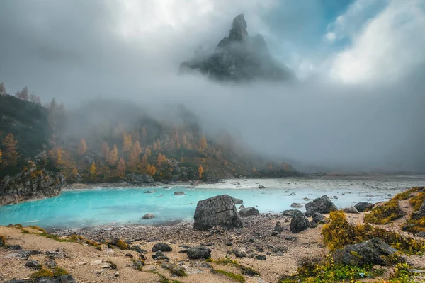 Famosas Caminhadas Fotografia Recreação Destino Lago Turquesa Sorapis Com Larches — Fotografia de Stock