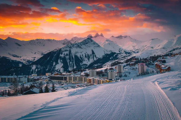 Fantástica Estação Esqui Inverno Alpino Com Edifícios Belas Montanhas Amanhecer — Fotografia de Stock