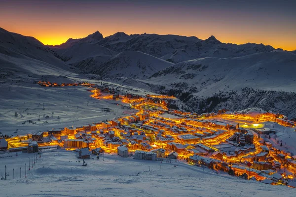 Beroemd Winterskigebied Stadsgezicht Bij Dageraad Populaire Bestemmingen Skipistes Bij Zonsopgang — Stockfoto