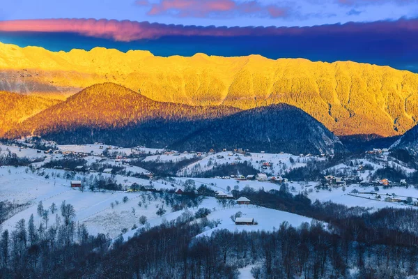 Magische Winterliche Dämmerungslandschaft Mit Spektakulär Verschneiten Bergen Atemberaubender Sonnenaufgang Und — Stockfoto