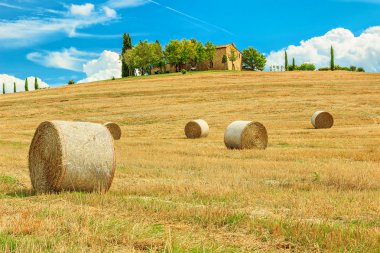 Toskana peyzaj, tipik taş ev ve saman balya tepelerde yakın val d'orcia, İtalya