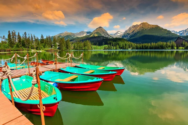 Barcos coloridos, cais e belo lago de montanha, Strbske Pleso, Eslováquia — Fotografia de Stock