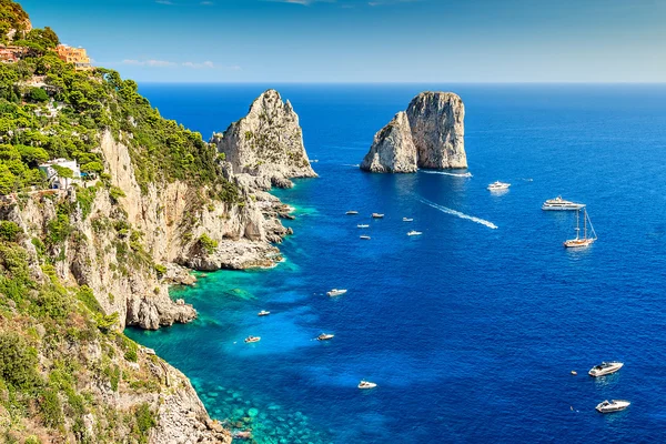 Capri island i faraglioni klify, Włochy, Europa — Zdjęcie stockowe