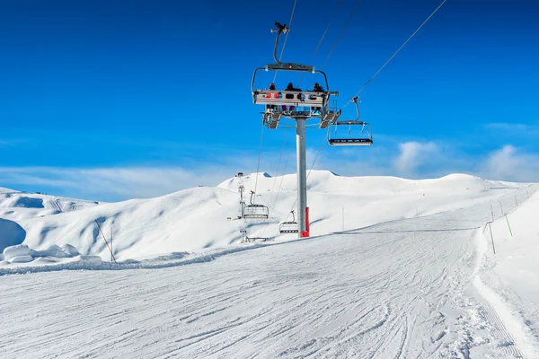 Skilift stoelen in de Alpen, la toussuire, Frankrijk, Europa — Stockfoto