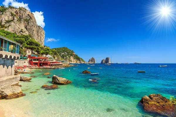 Hermosa playa en la isla Capri, Italia, Europa — Foto de Stock