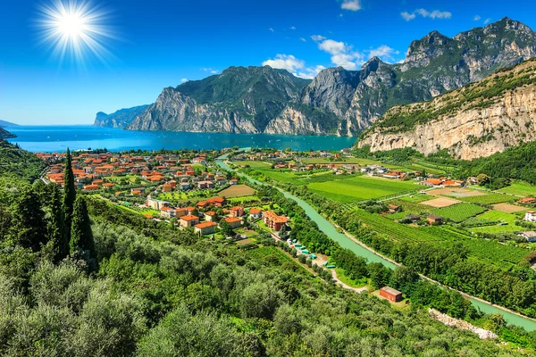 Jezero garda a sarca řeka poblíž torbole město, severní Itálie, Evropa — Stock fotografie