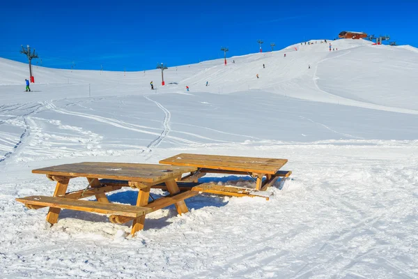 Lyžařské vleky a lyžařský kurz v horách, la toussuire, Francie — Stock fotografie