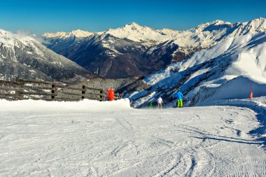 Güzel yüksek dağlar ve Kayak tesisi, Les Sybelles, Fransa, Europe